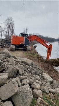 Iz brežine so bile odstranjene skale oziroma kamnomet, kar bo dalo reki Muri prostor za njeno širitev in oblikovanje novih habitatov in habitatnih struktur za ribe in ptice. Foto: Arhiv projekta lifelineMDD, Pomgrad, vodnogospodarsko podjetje d. d.